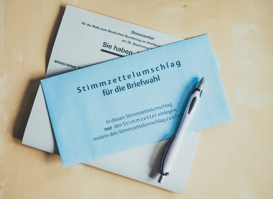 Ein Mitarbeiter arbeitet konzentriert an einem Schreibtisch mit mehreren Bildschirmen.